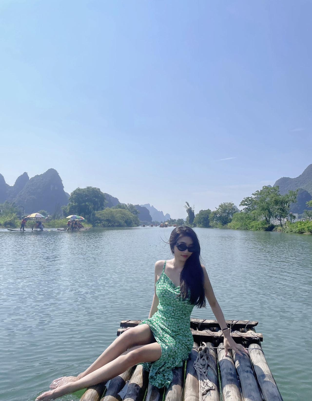 上热门 山水 美女 御姐 穿搭