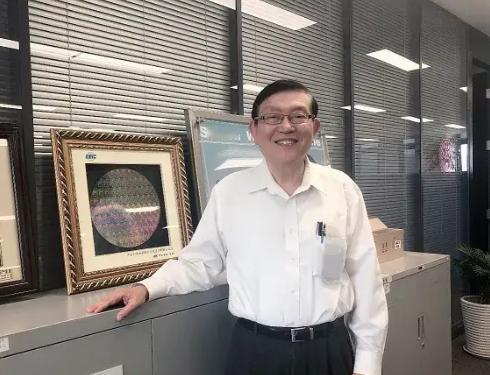 77岁的张汝京仍伏案于上海积塔半导体实验室，他布满皱纹的手正握着最新车规级芯片的