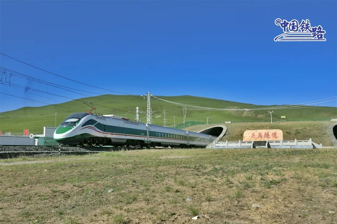 【#青藏铁路正式进入动车时代#，西宁至格尔木五个半小时可达】央视新闻记者今天（3
