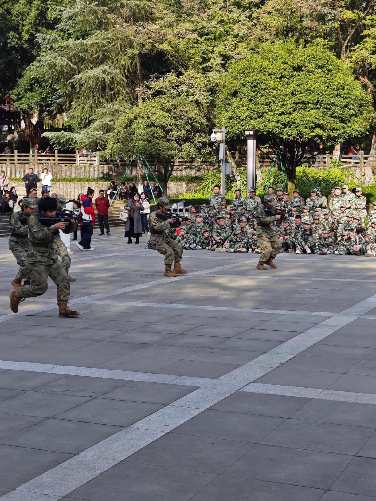 中国强则少年强，看中国少年郎，保家卫国的深情演出