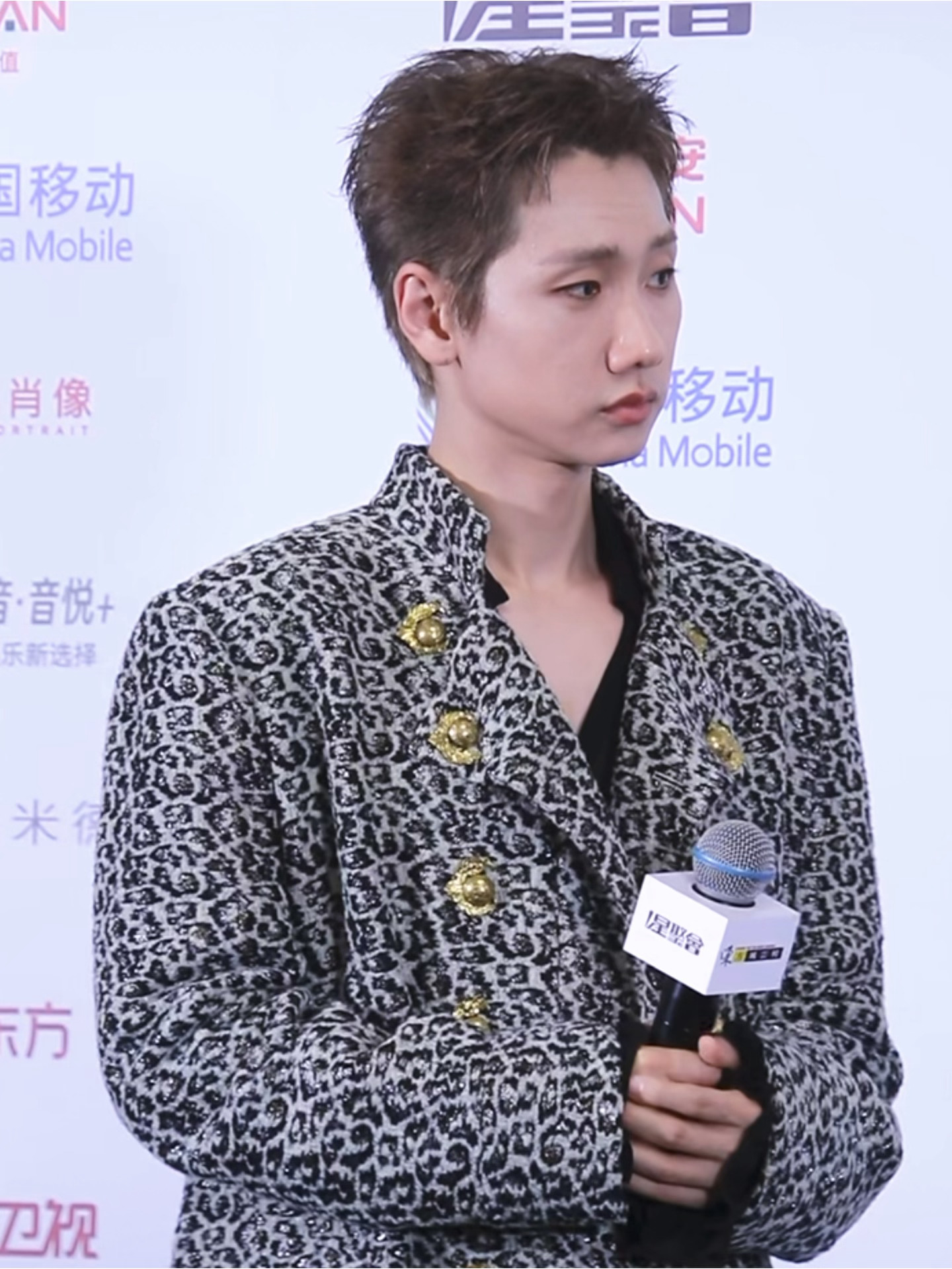好呆好乖吧。。听着人家说话就一直点头点点点。。 