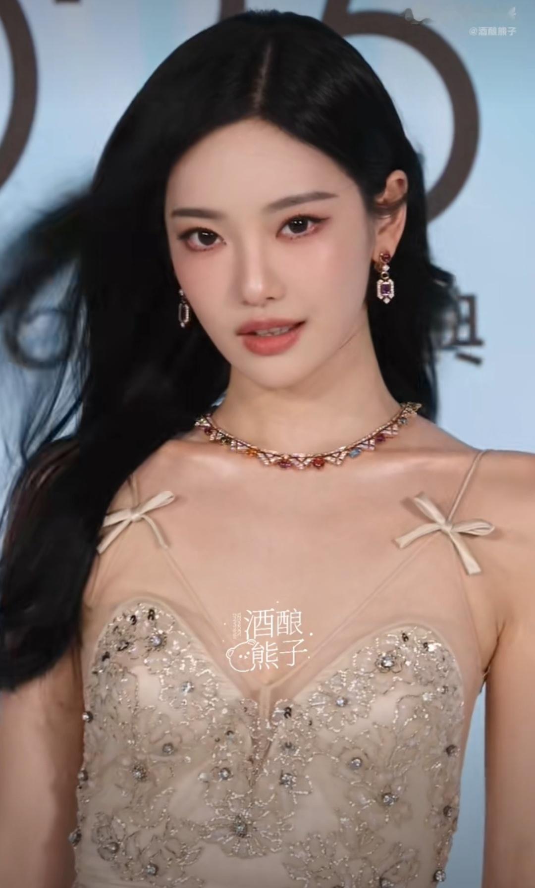 宁艺卓佩戴ALLEGRA彩宝系列出席ELLE红毯 ​​​