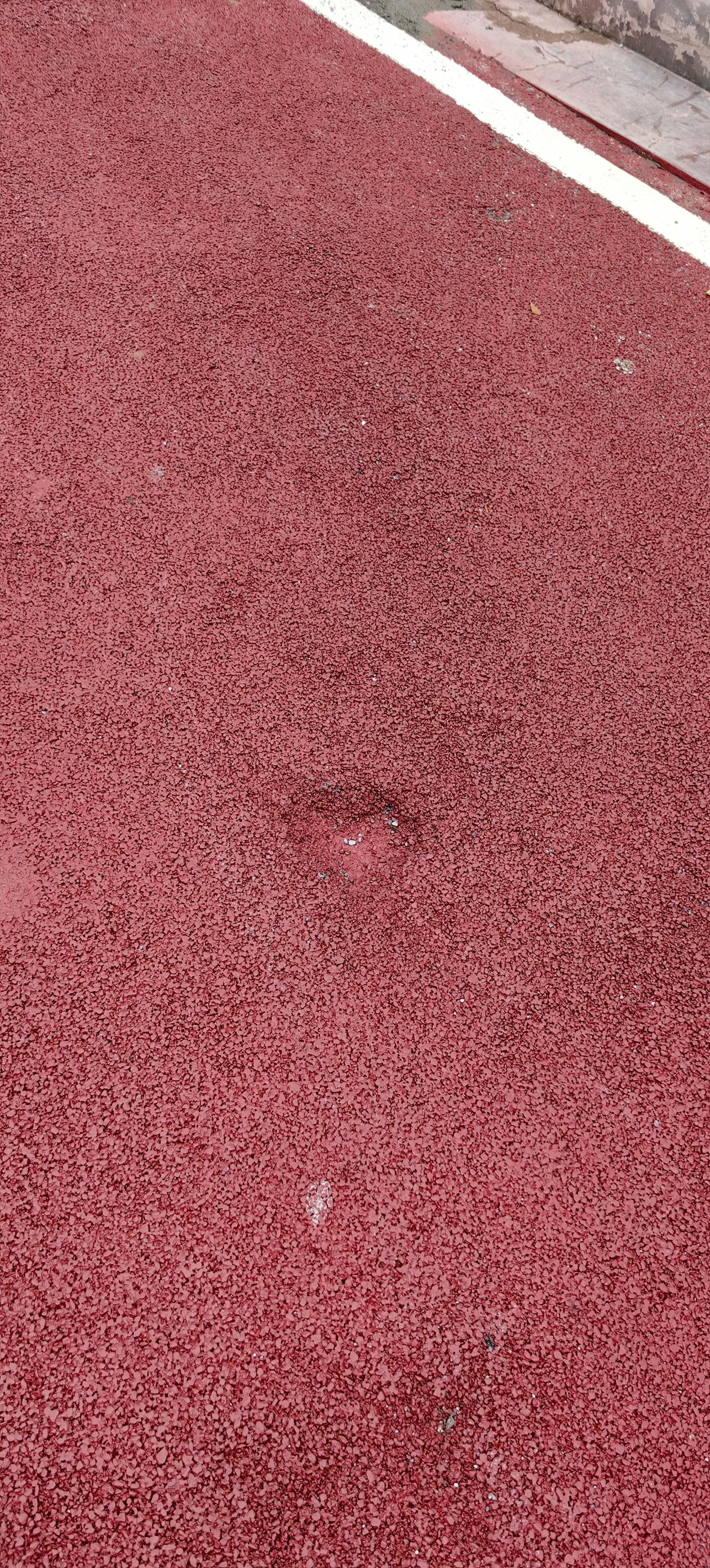 [发怒]谁这么无聊？竟然在彩色沥青人行道上挖坑，而且，还挖了个…“❤️”形[吐血