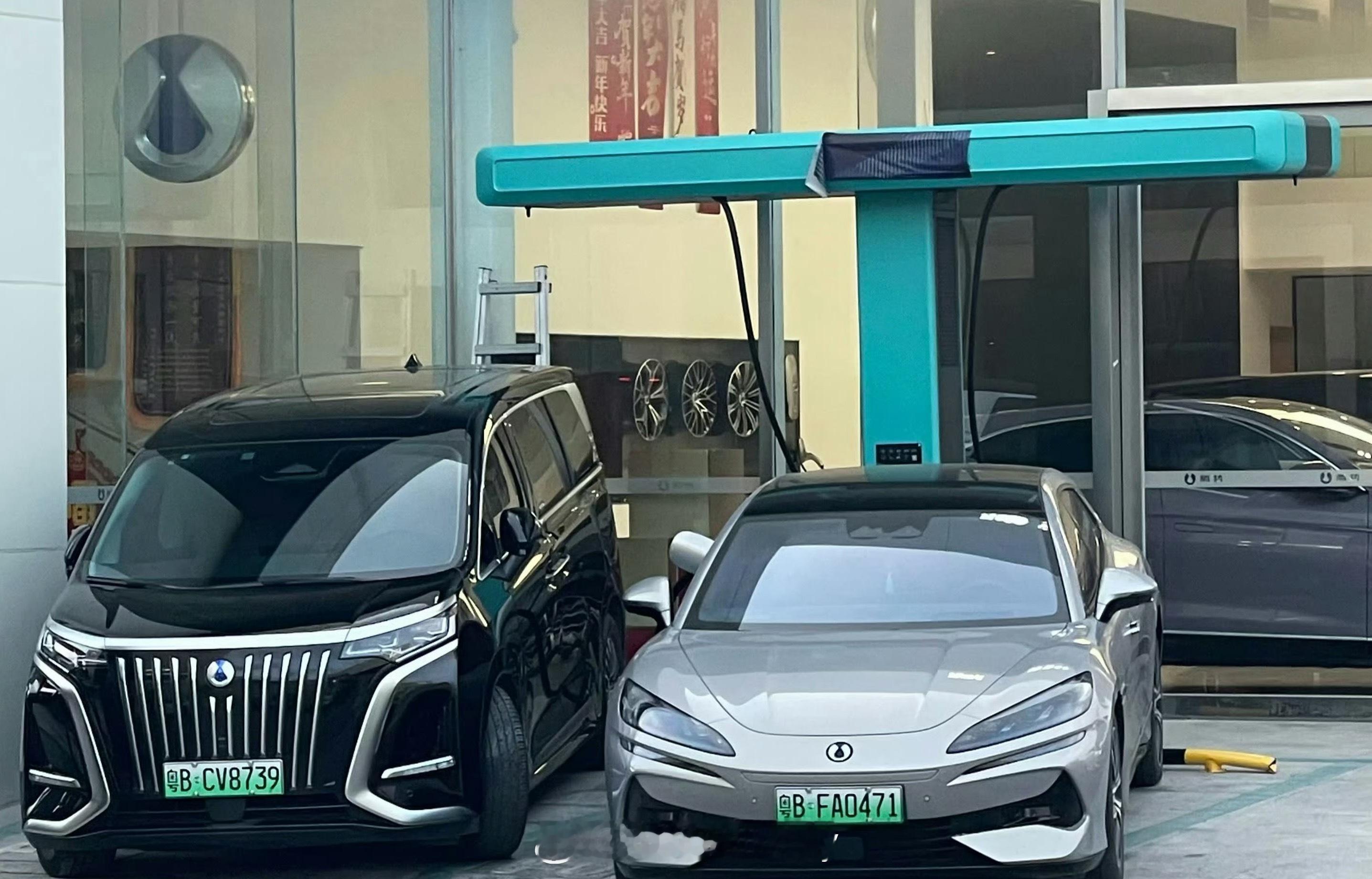 比亚迪最新超充布线方式线在空中，悬浮式布线不知道这种取拿会不会轻松一些目前好像我