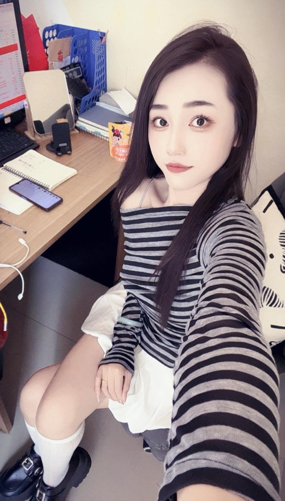 你可以是在夜里崩溃大哭的小女孩 但我希望天一亮 你又能顶住四面八方的压...