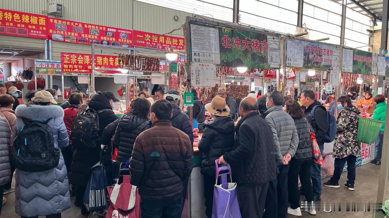 这才是过年该有的样子：上百人围着一个猪肉摊，争先恐后买肉，感觉不是买，像是免费送