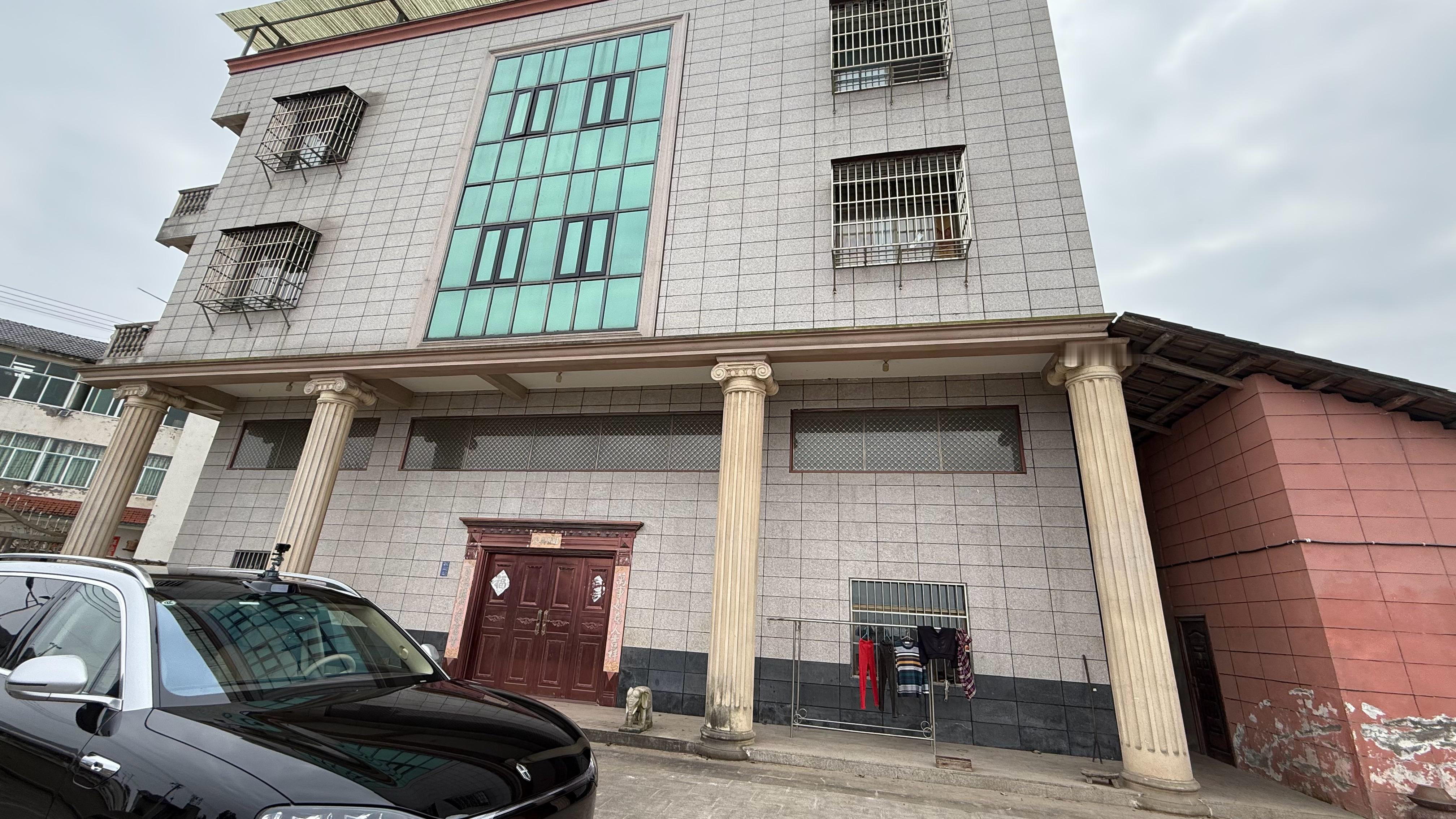 今天来同事家里拍视频他跟我说他家在农村很偏山上结果一到 四层大洋房