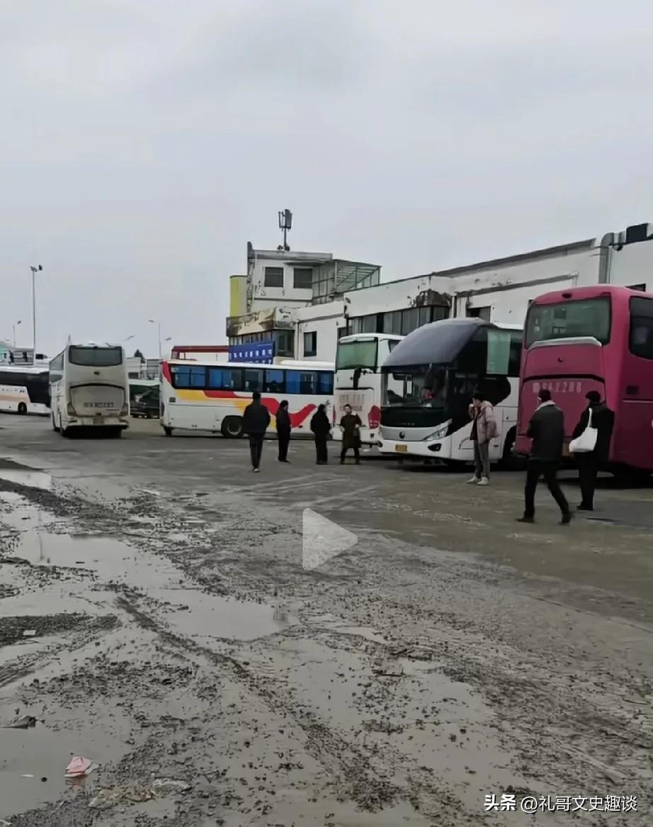 司机这样做算不算不地道。坐汽车到外地打工，司机会中途停靠，但是他停的地方前不着村