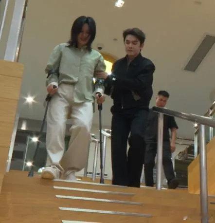 李佳琦最早知道尚雯婕的伤是骨折 他记得她的伤，她懂他的意。这样的搭档，在巴黎的街