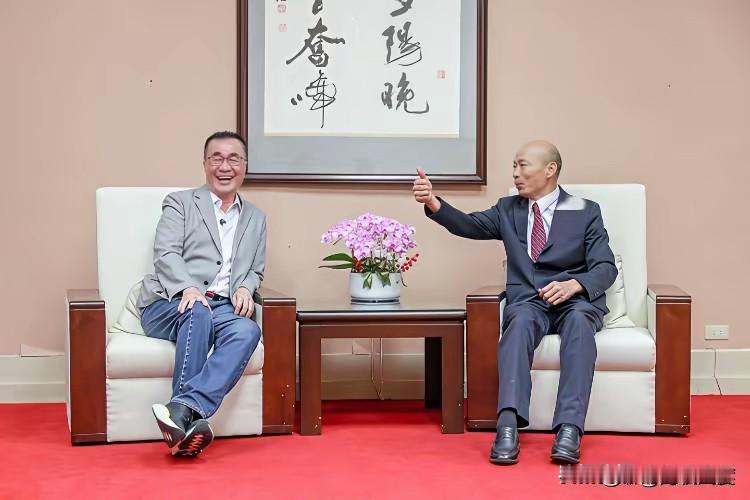 老牛自知夕阳晚，不待扬鞭自奋蹄。李四川也穿着西服去岛内立法机构拜访韩国瑜了！原因