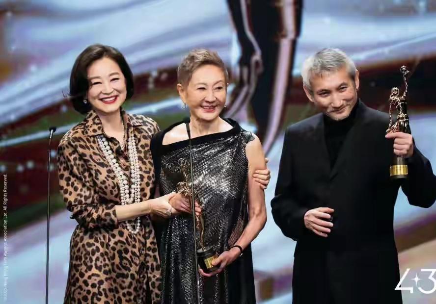 施南生不是病了以后，才无法阻止徐克接近自己，示好自己的，2025年香港金像奖颁奖