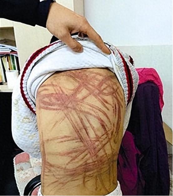 “简直丧心病狂！”上海一男子为了把女儿丢给前妻抚养，动不动就狠狠的虐待女儿，还拍