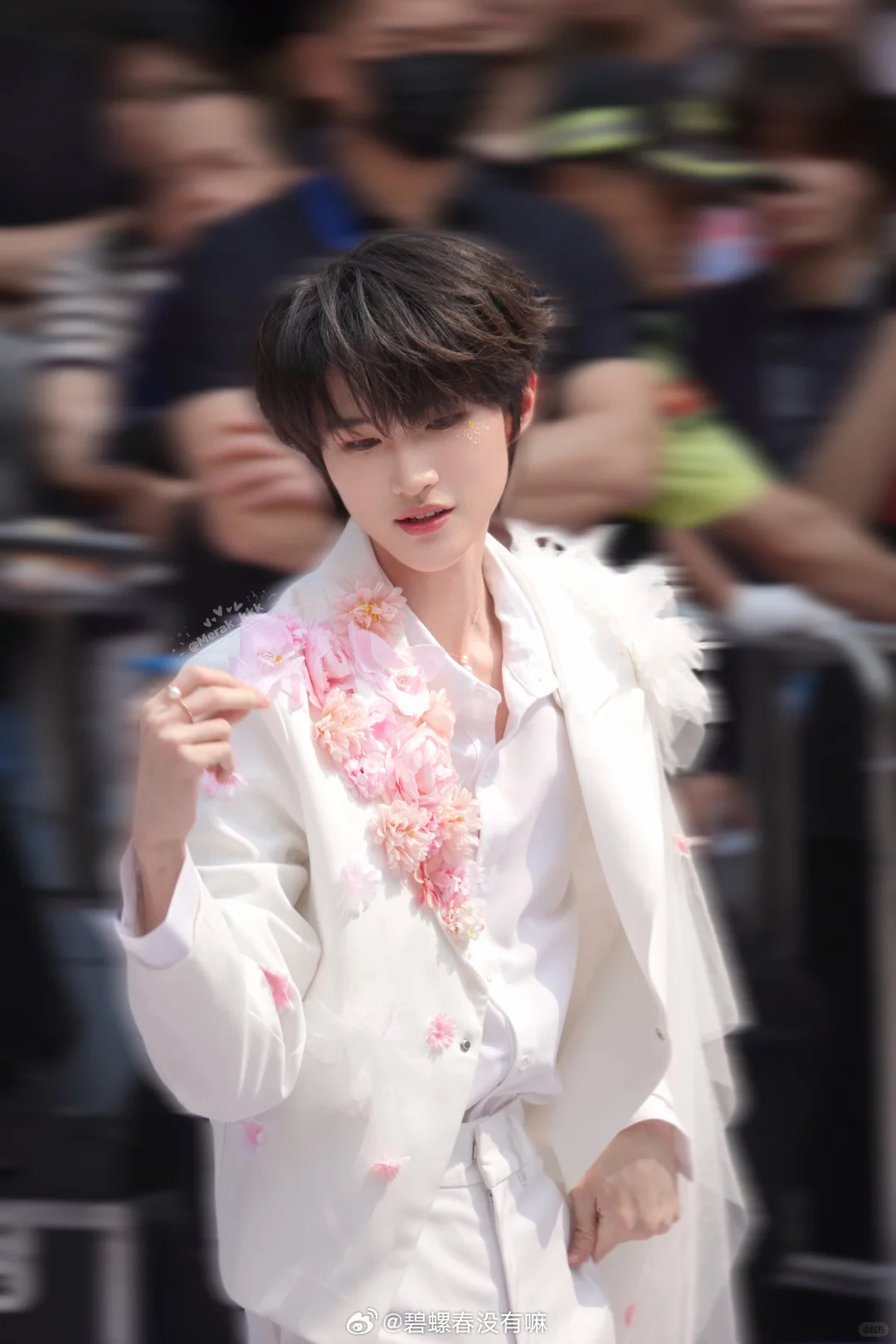 黄朔今日深圳线下活动路透，还跳舞了！这套造型完全花仙子来的🌸 ©️logo 