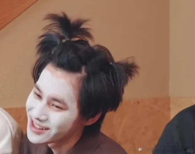 张真源黑怕男孩脑力在线密室大逃脱 嘴上喊着求NPC别走，手里的密码锁咔哒一下就开