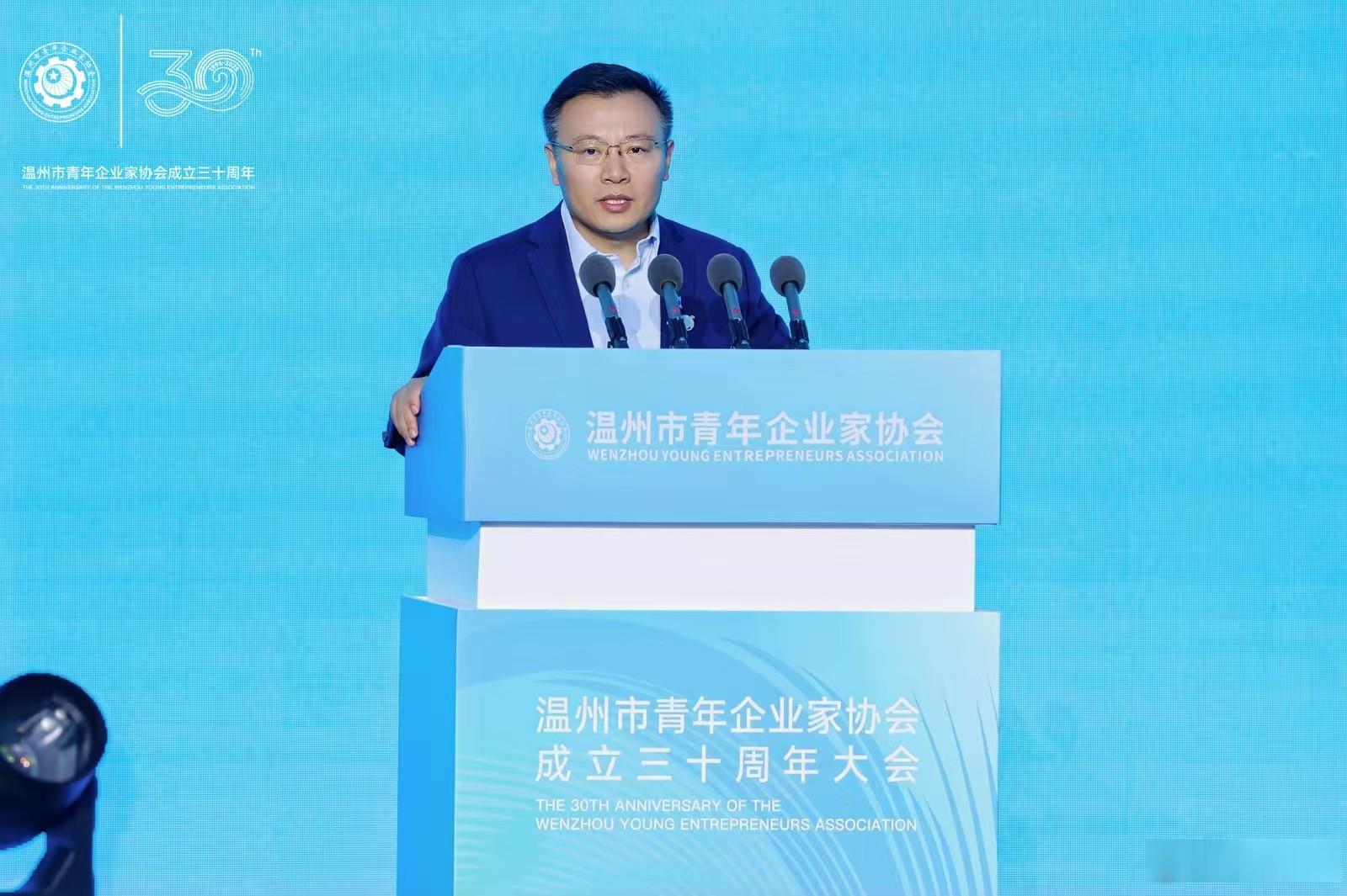 晨跑三公里，两百个俯卧撑，卷腹，哑铃，开合跳，正心正念，坚持做长期正确的事，热爱