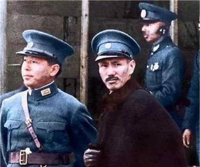 1936年12月13日下午，蒋介石对看管他的士兵朱子明说：“你有钱吗？借我两毛钱