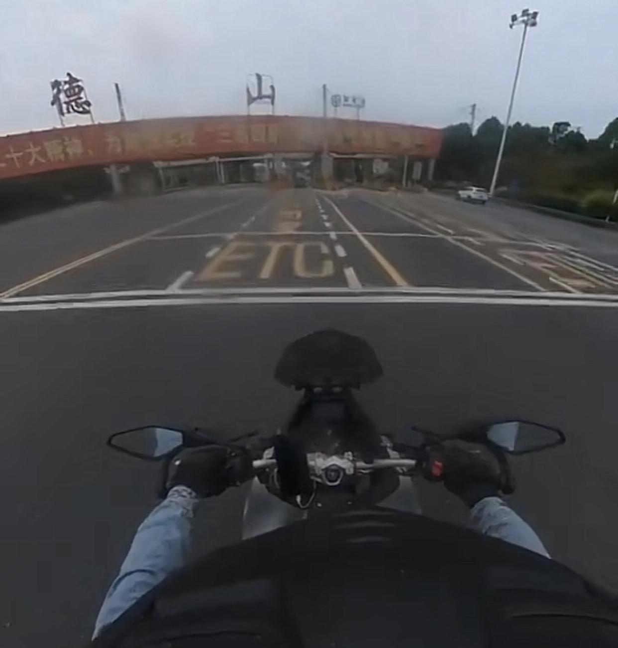 高速公路收费站到底对上高速的摩托车有没有权利拦截？

湖南常德德山高速入口，一名