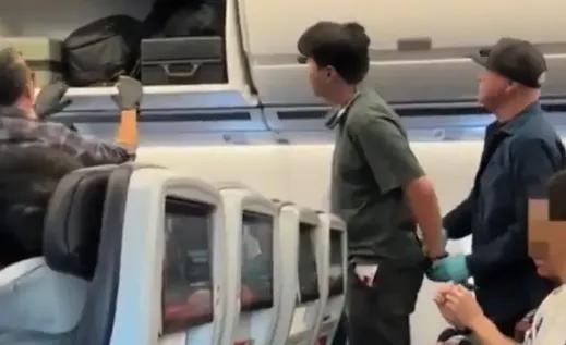 一拳打碎美国梦！孩子哭闹不是借口，失控才是原罪。

8月28日，上海男子携妻儿飞