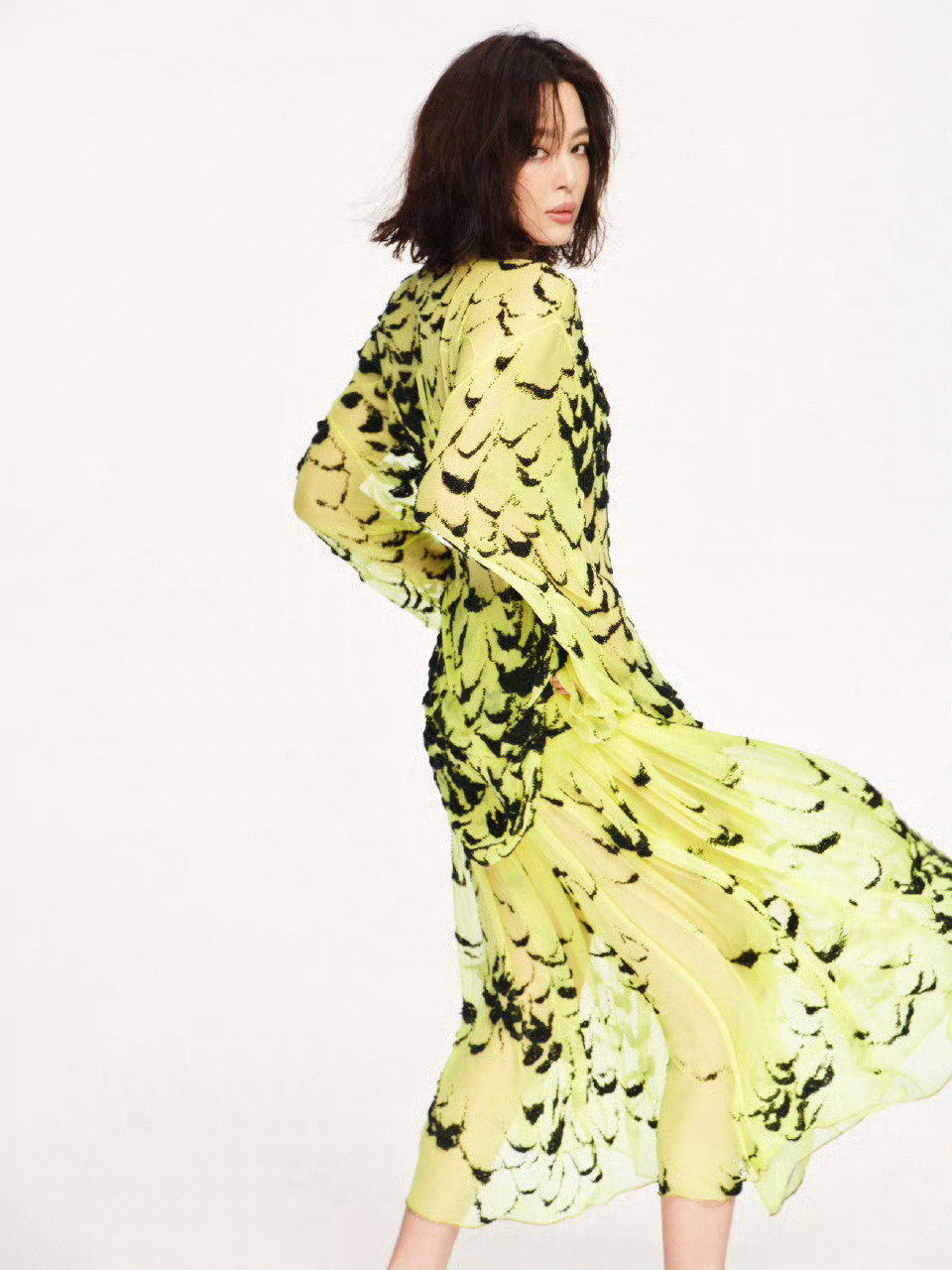 香奈儿好爱辛芷蕾  香奈儿持续偏爱辛芷蕾，根源是二者气质完美契合。她自带冷艳松弛