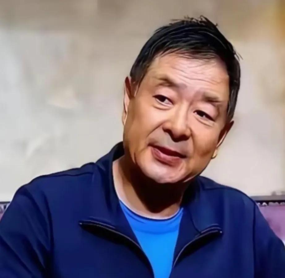 凌晨1点的北京，72岁的濮存昕在北京的老旧家属院里，用一根布绳将自己和94岁患阿