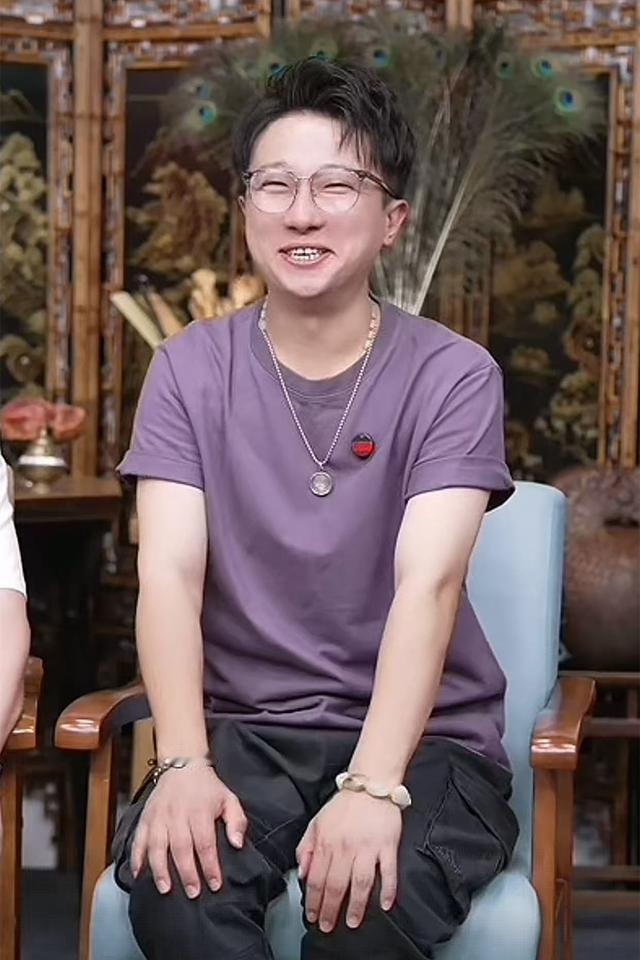 一场直播，让粉丝、网友感受到，张鹤擎算是熬出来了。从“观众席”到郭德纲的“左右护
