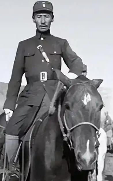 1932年，马占山宣布向日本投降，顿时国内上下骂声一片，然而在受降仪式上，马占山