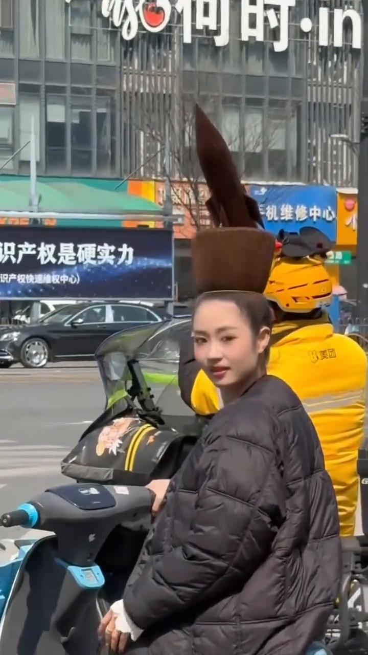 怕是有情，不说，有的一起看个电影、看个鸡脚，然后再跟烟头撒上撒哈孔雀。