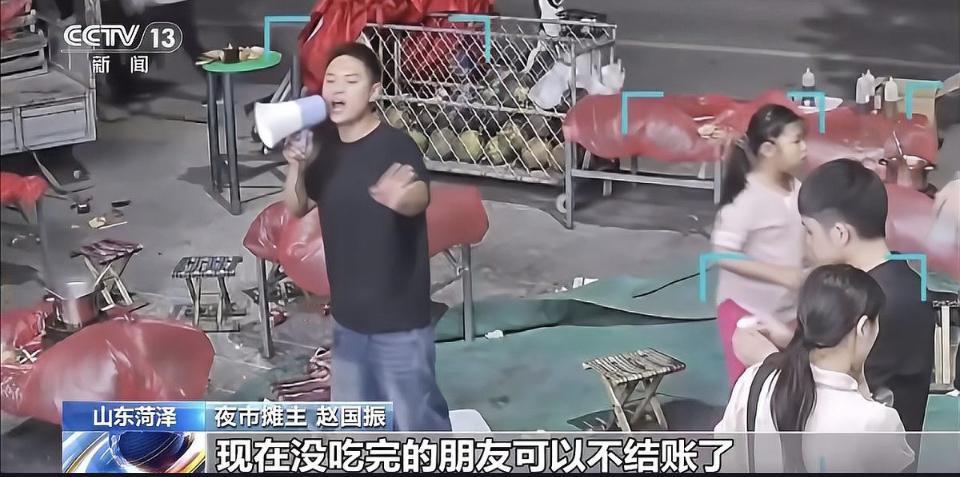 一场大风刮走三千元，老板反成赢家。
4月19日晚，山东菏泽东明县一家串串火锅店正