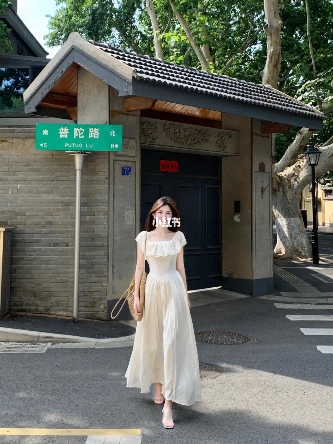 斥巨资买了件微贵的初恋小白裙……