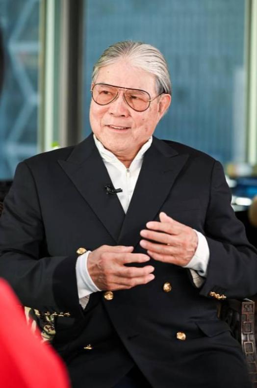 郭晶晶的公公，霍英东长子——霍震霆的四柱八字这个八字，日元为己土，年柱为丙戌，戌