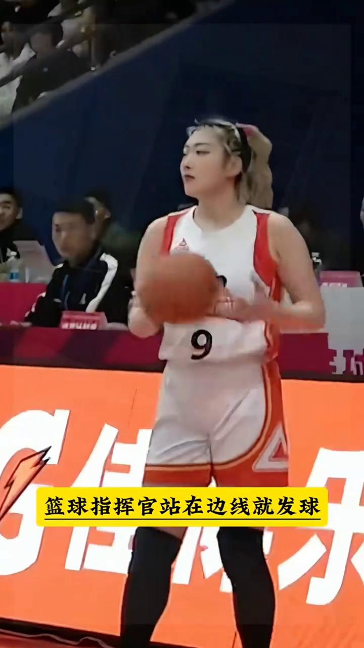 篮球指挥官站在边线就发球，李梦就是牛。
18号大中锋上来接球，李梦边跑边指导，对