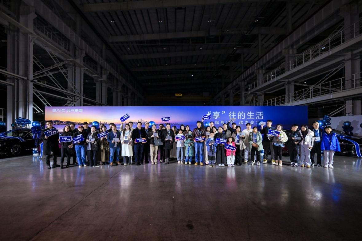 继“鸿蒙大酒店”火爆出圈后，“享界私旅团”开始在朋友圈刷屏了！新款S9刚上市，享