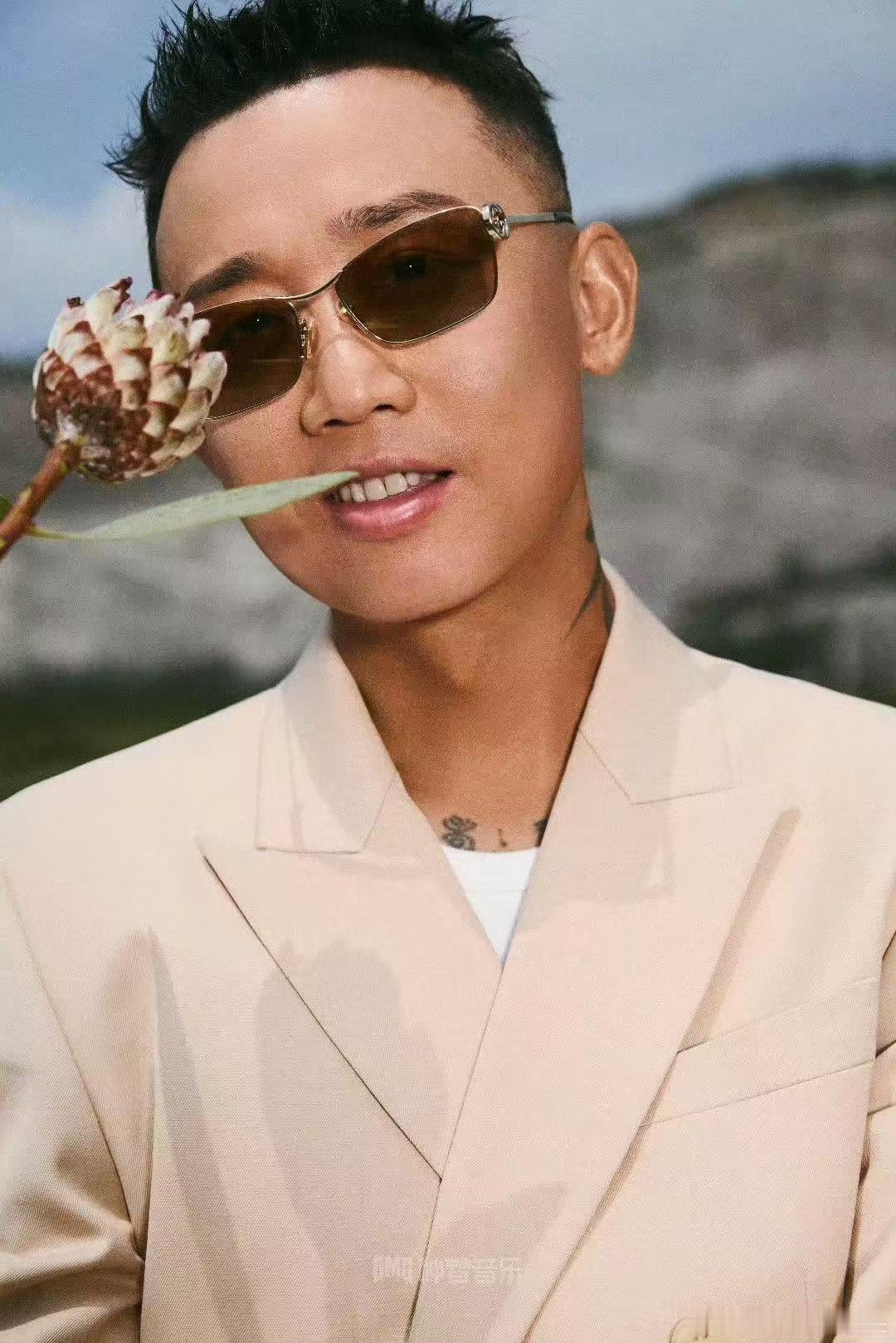 GAI出发图自带气场经典西装搭配硬核气质，适配红毯场合又保留个人风格，出发图让人