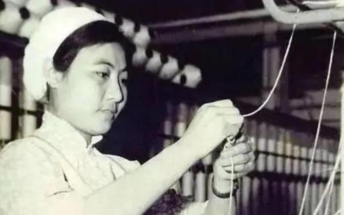 1977年，吴桂贤主动辞去职务，回到西北国棉厂继续当工人。可就在回到陕西的当晚，