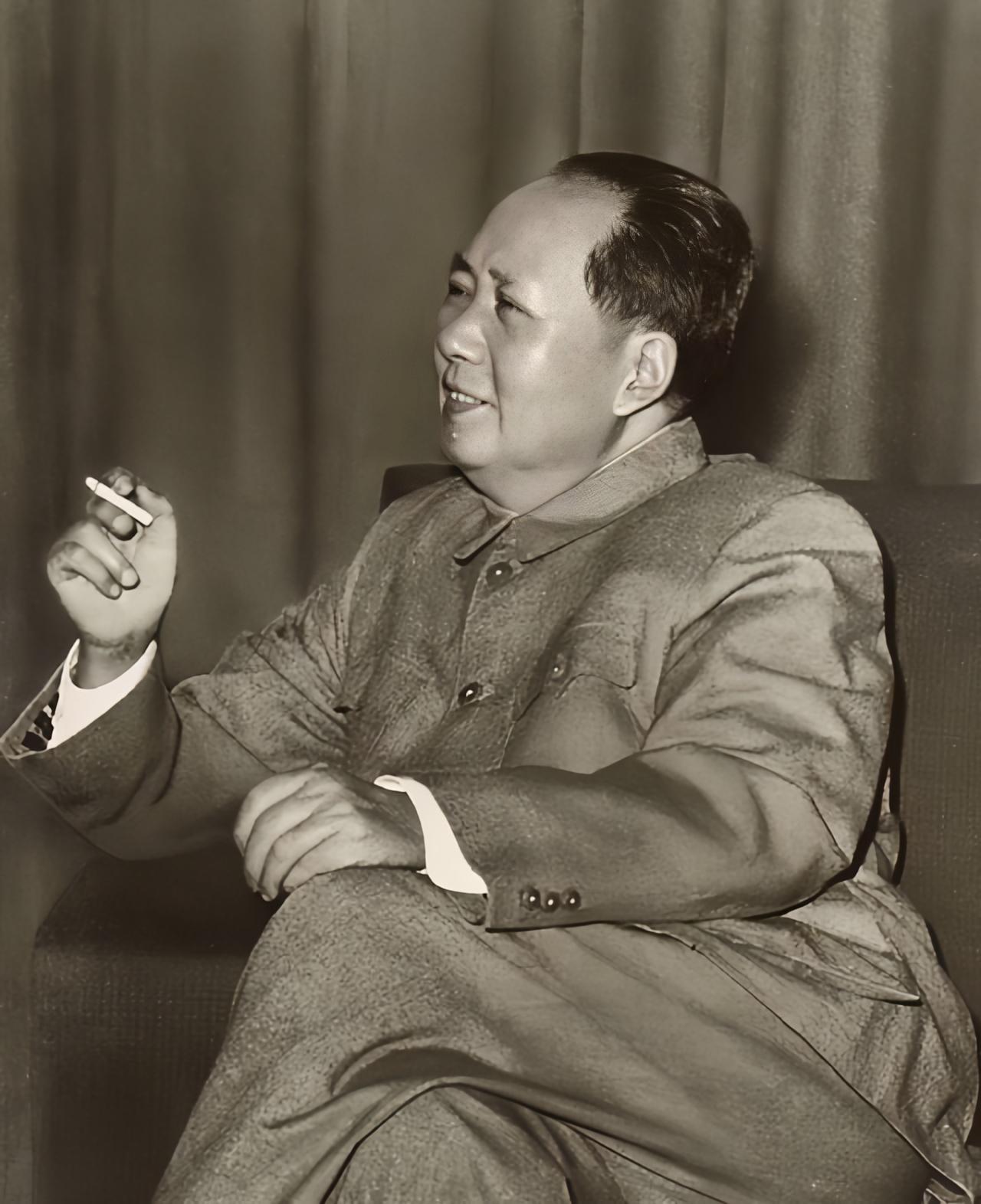 毛主席的知识有多渊博？
1973年八大军区司令员对调会议上，毛主席接见了很多高级