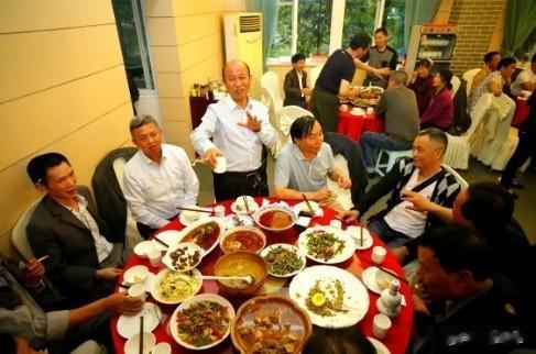 前几天，高中同学聚会，我请客，五十多个同学居然能聚齐一半，点了6瓶飞天茅台，大家