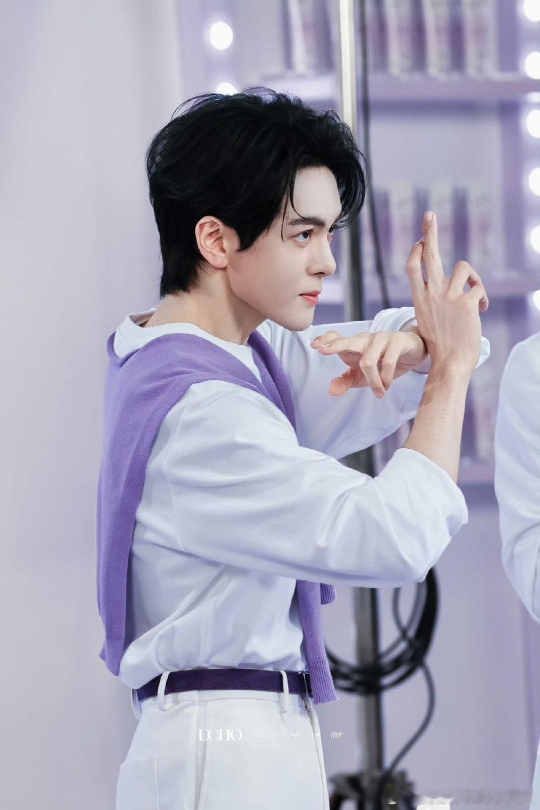 曾舜晞在人群中白得发光了 曾舜晞白得发光 捕捉白到发光的曾舜晞！香芋紫披肩配白T