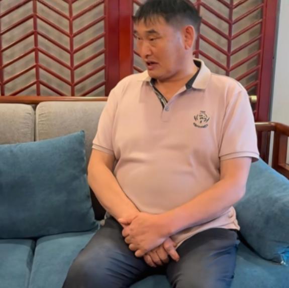 朱之文受访坦言：“说实话，我根本不缺钱。”记者追问：“不缺钱为啥还常年奔走参加商