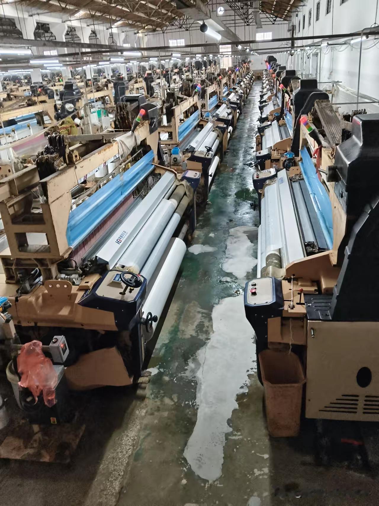 今天我们厂里开工了。老板娘在群里发布消息:由于行情不好，咱们工厂今年织布工每个人