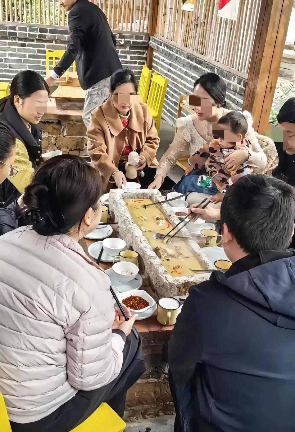 城里人这么好骗，拿猪食槽子吃饭，品味挺独特。
就事论事，这个石头槽子在全国各地用