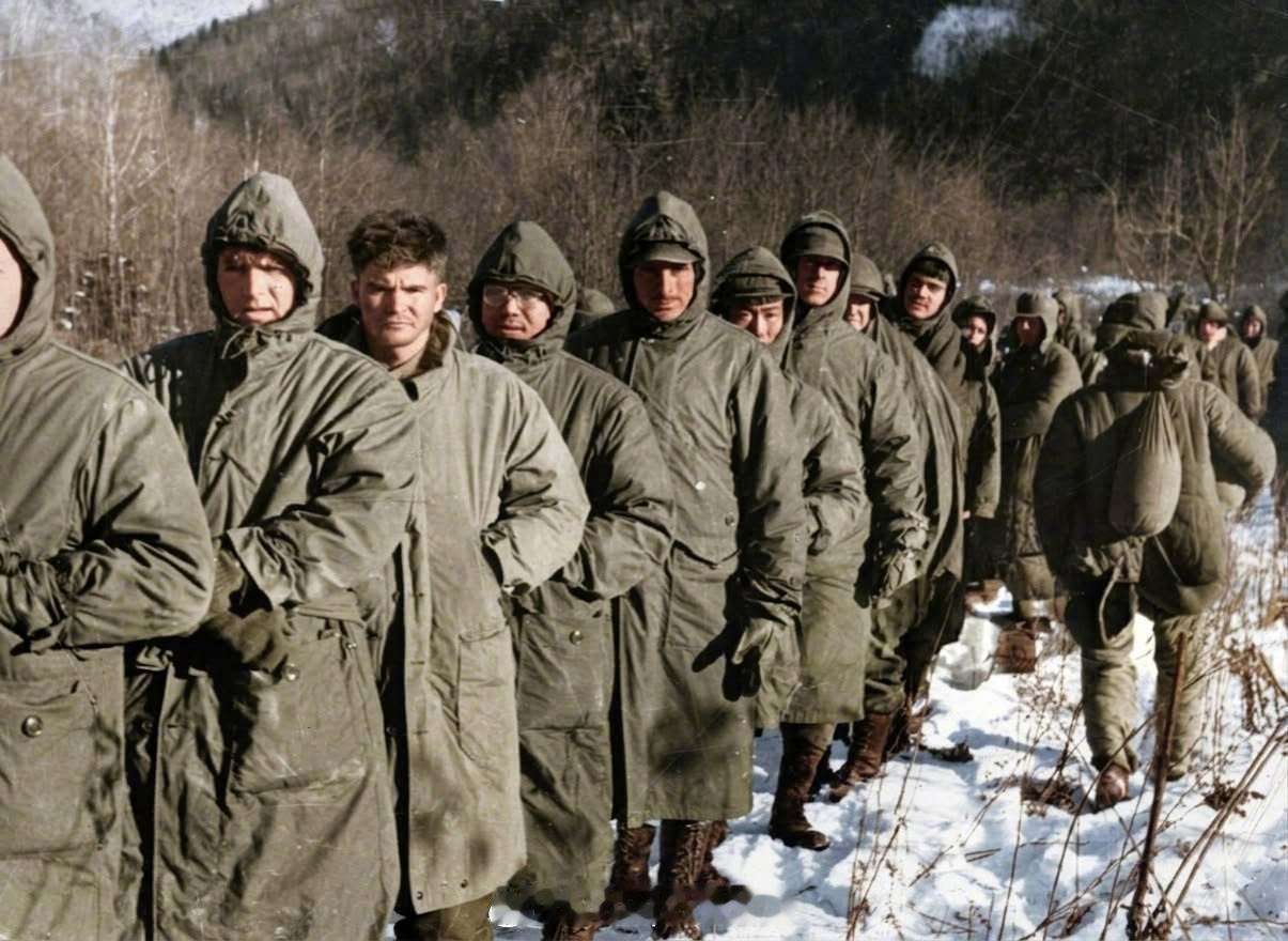 照片中的历史 抗美援朝中，志愿军宋时轮九兵团在长津湖战役中击退美军陆战一师，俘获