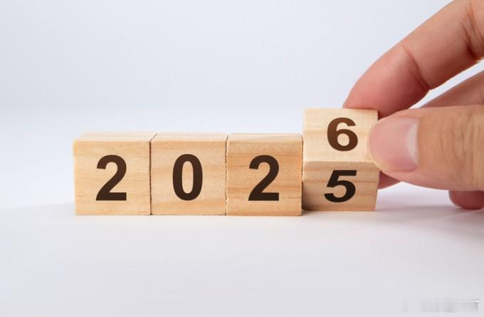 马上就要跨年了，跟各位网友又携手走过一年。去年，微博说我写了一部《红楼梦》，今年