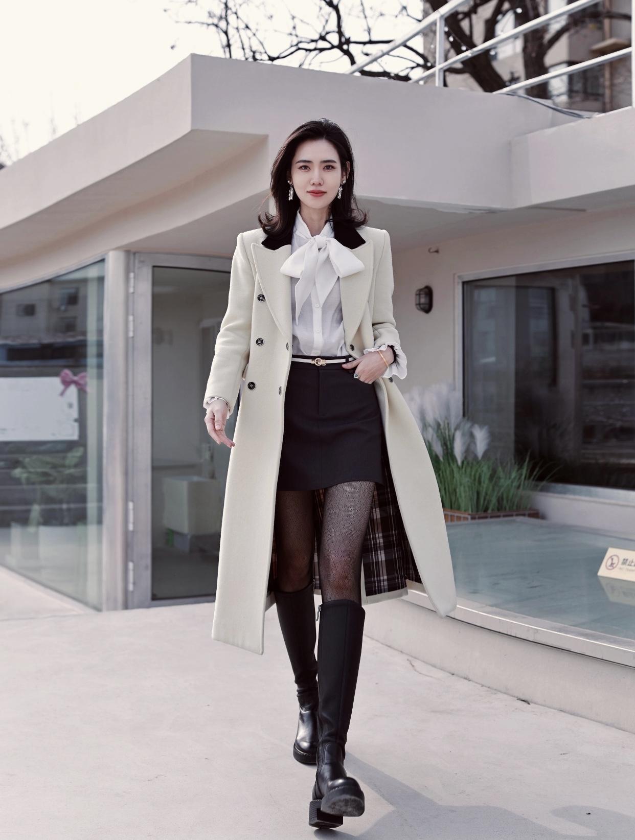 每日搭配分享·时尚穿搭都市时尚风，优雅白衬衫搭配米色大衣，尽显知性魅力！
