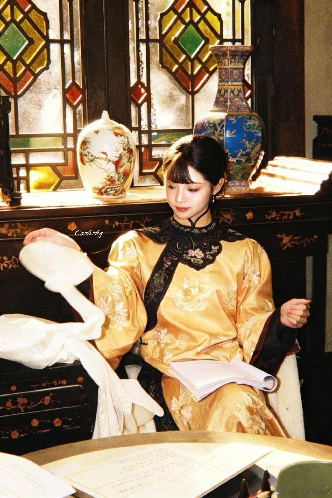 周洁琼在玉簟秋好美周洁琼好有韵味谁能抵挡周洁琼的民国魅力，旗袍衬得身姿温婉，眼底