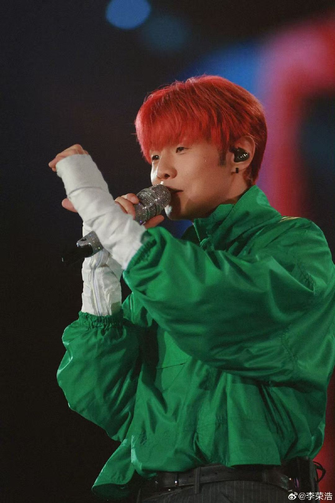 李荣浩还是太体面了李荣浩半夜都秒回 一场版权争议以道歉与体面收尾，李荣浩半夜秒回