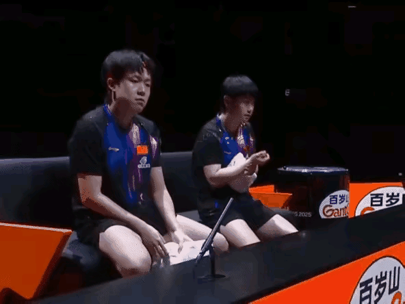 大家发现了没有，莎头混双老祖对阵大丫头/小石头组合时，和对阵外协时有一个很大变化