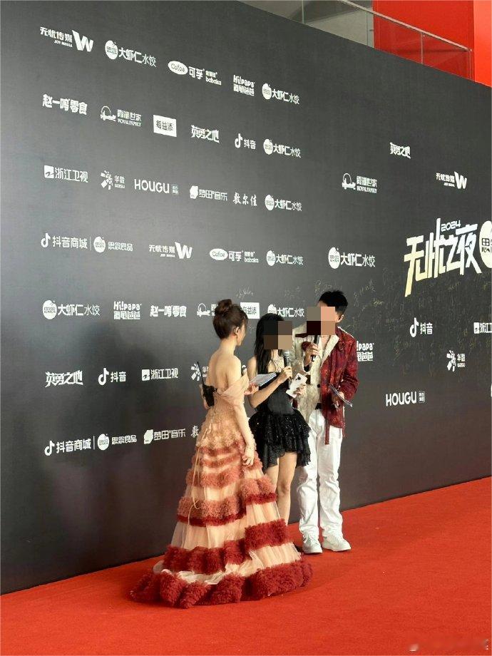 荣耀 200，确实有点像那个啥[doge] ​​​