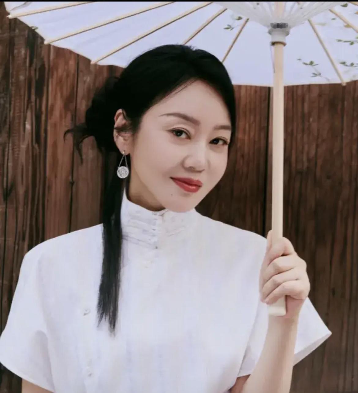 不仅闫妮没有想到
​就连央视也没想到
​她这次在中秋晚会上的登台表演，这次没有微