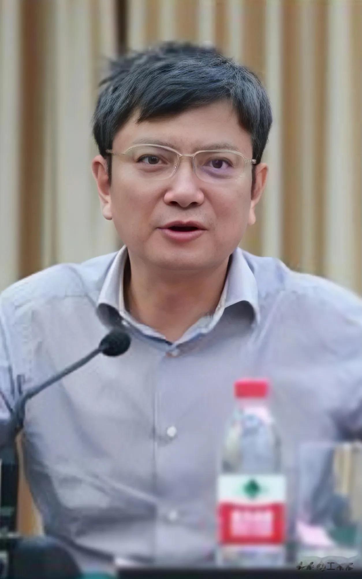 说实话，郑强作为网红教授，摊上的事算不上什么大事，不过把小事处理的沸沸扬扬，他的