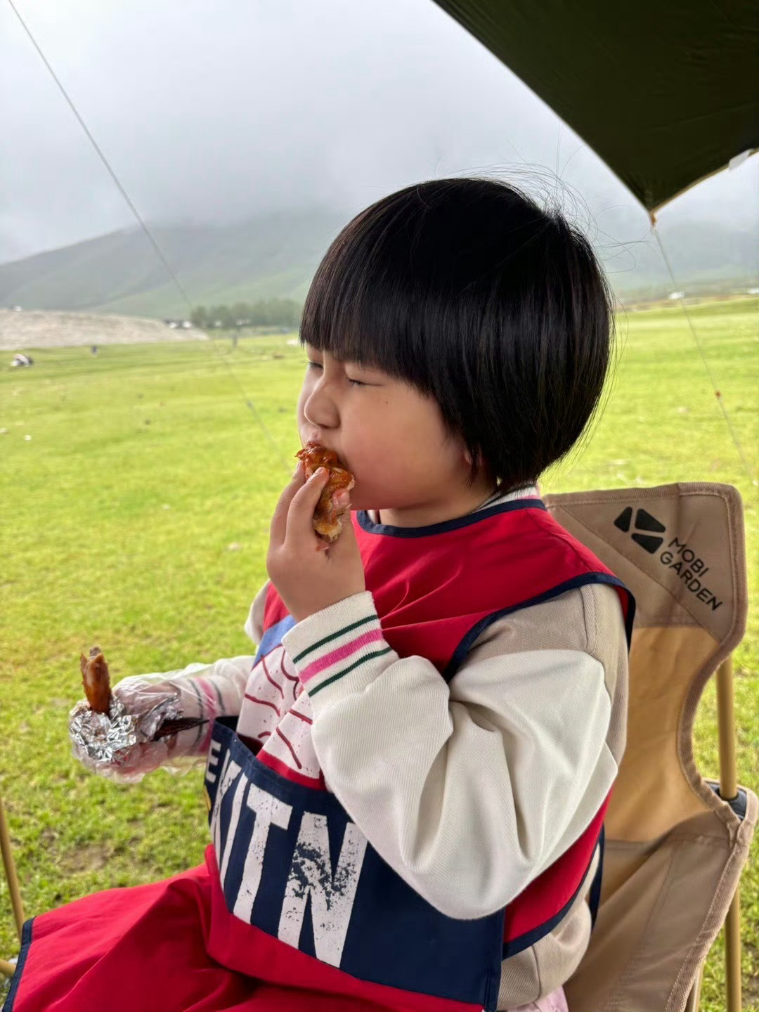 吃早饭，朋友发来了我孩子4岁时在野勒湖露营⛺️享受美食的动图。她说：“每次看我女